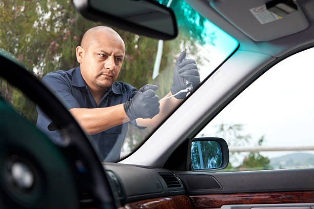 dangers-of-not-replacing-cracked-windshield